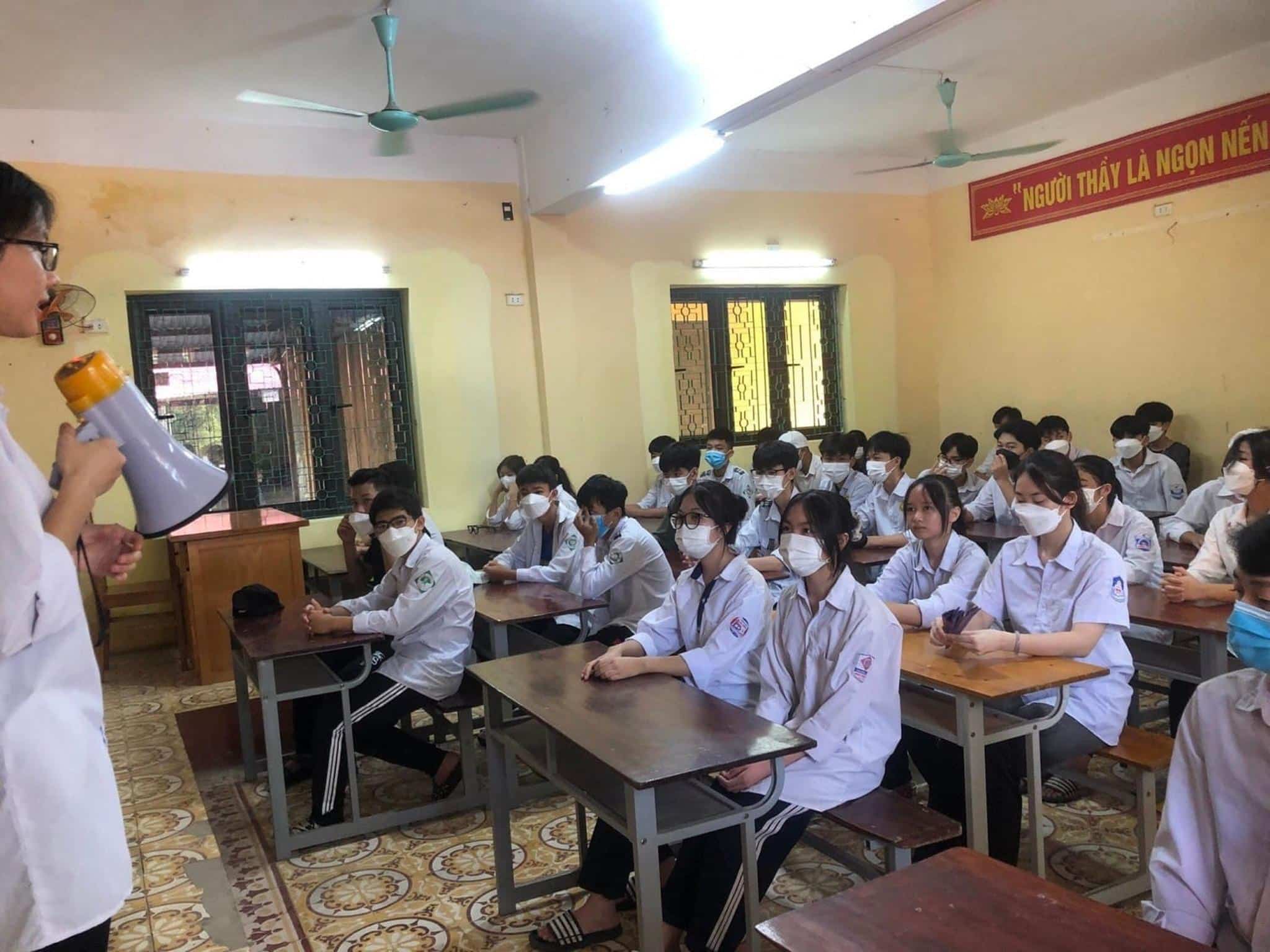 HS lớp 10 được các anh chị lớp 12 HD thực hiện nội quy